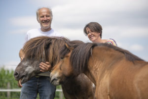 Margit und Walter mit Pferd - Vulkanland Huber